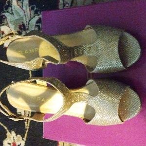 Rampage T-Strap 1in-3in heel platform sparkle sandals. Inside glue marks.
